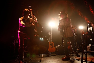 ライブ後半で行われた伊賀航（左）とCaravan（右）のセッションの様子。 （photo by susie）