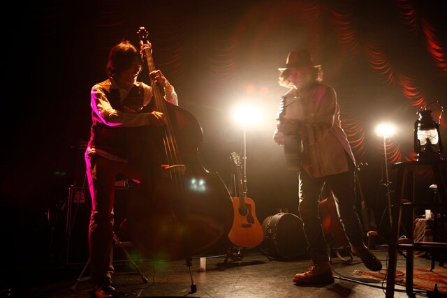 ライブ後半で行われた伊賀航（左）とCaravan（右）のセッションの様子。 （photo by susie）