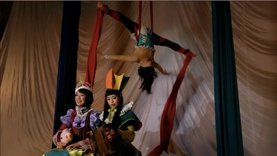 「最期の準特急」ビデオクリップより、チャラン・ポ・ランタンと長谷川愛実。