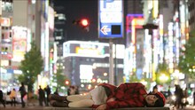 「最期の準特急」ビデオクリップより、新宿の街中でコンクリートの上に寝るもも（Vo）。