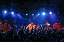 満員の観客を前にアルバム曲をたっぷり披露したflumpool。
