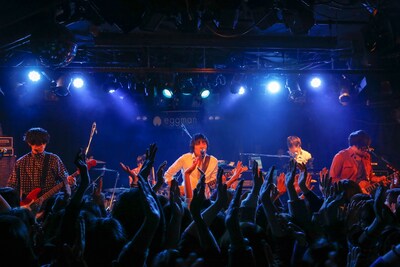 満員の観客を前にアルバム曲をたっぷり披露したflumpool。