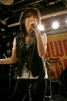 バンドを従え、さまざまなタイプの楽曲を披露した家入レオ。