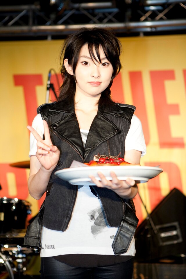 バースデーケーキを手にピースをする家入レオ。