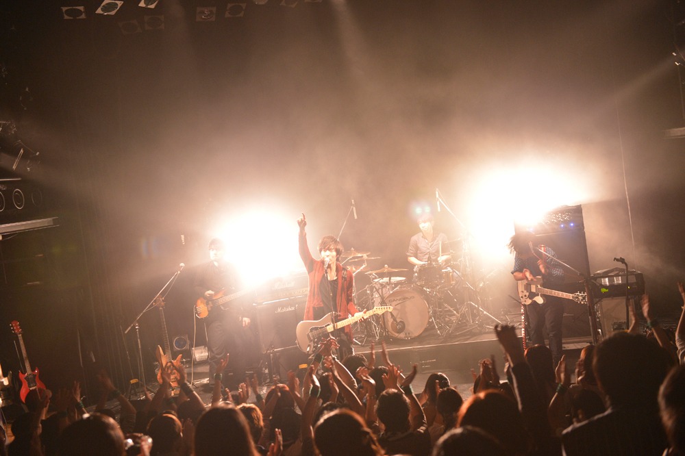 Hemenwayが本日12月14日に行ったライブの模様。