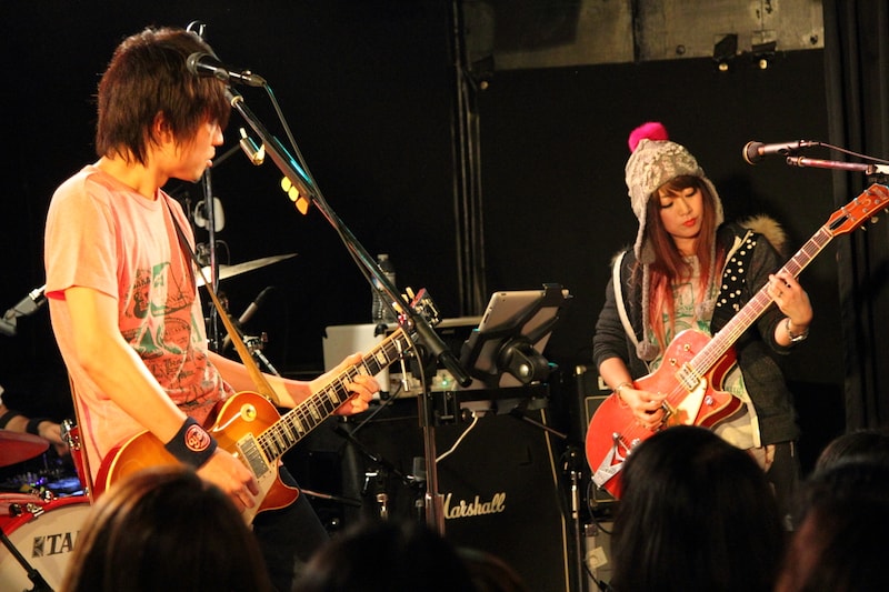 フジタユウスケ（写真左）と大貫亜美（右）。