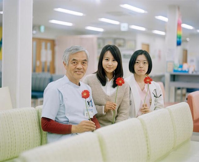 岩手県陸前高田市を訪ねた堀北真希（写真中央）。