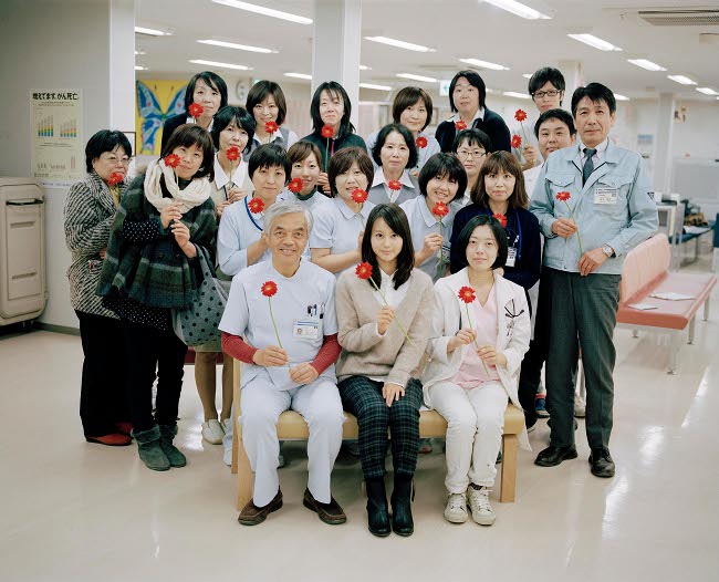 被災地の人々と堀北真希。