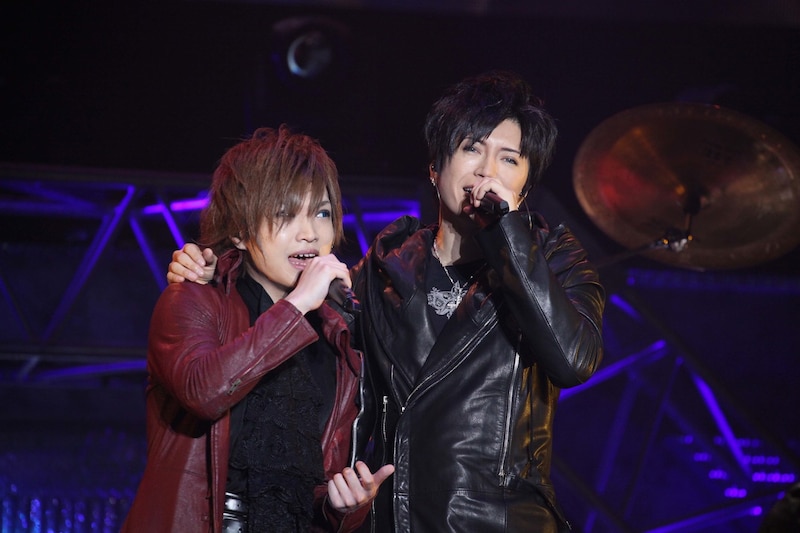 「オレンジの太陽」をデュエットする鬼龍院翔（写真左）とGACKT（右）。