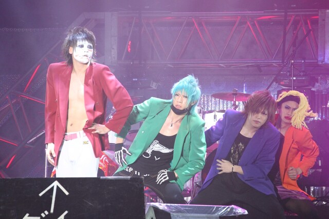 新曲「Dance My Generation」を披露するゴールデンボンバー。