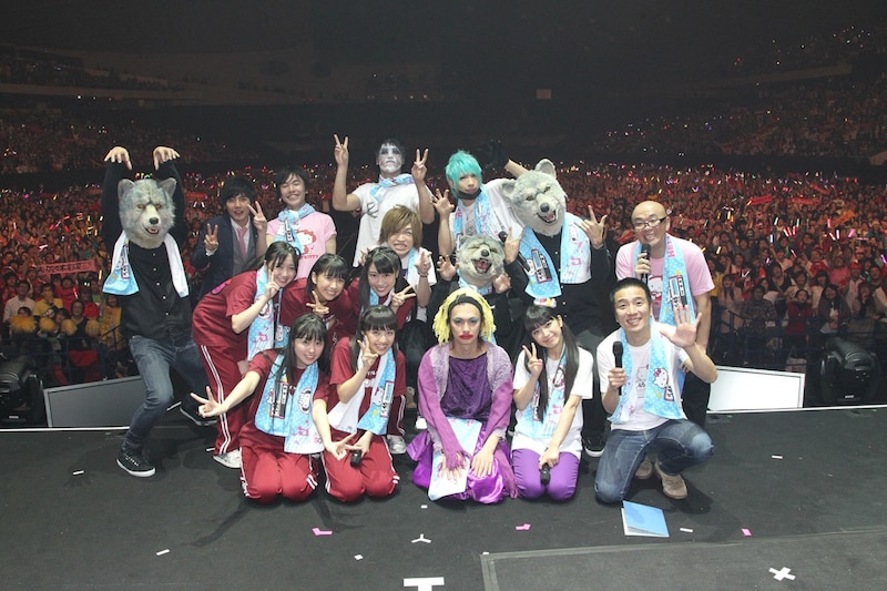ライブ終了後に観客をバックに撮影された記念写真。