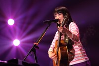 シンプルな弾き語りで観客を酔わせたmiwa。