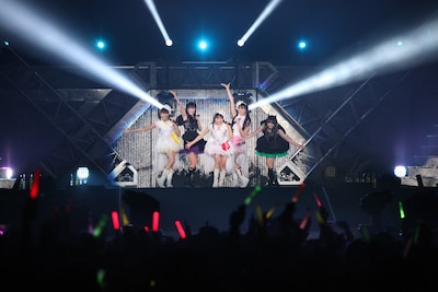 ゴールデンボンバーとの強烈な共演でも魅せたももいろクローバーZ