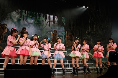 「私立恵比寿中学年忘れ大学芸会『エビ中のジャングル大冒険』」の様子。