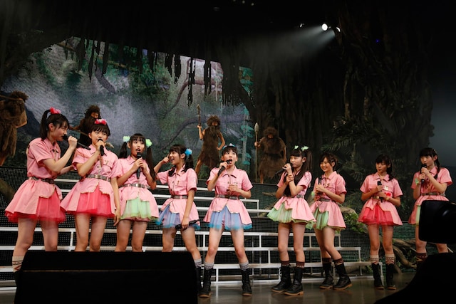 「私立恵比寿中学年忘れ大学芸会『エビ中のジャングル大冒険』」の様子。