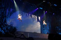 ブランコに乗って登場した鈴木裕乃（左）＆安本彩花（右）ユニット。