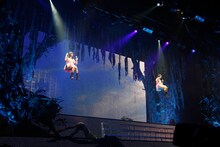 ブランコに乗って登場した鈴木裕乃（左）＆安本彩花（右）ユニット。