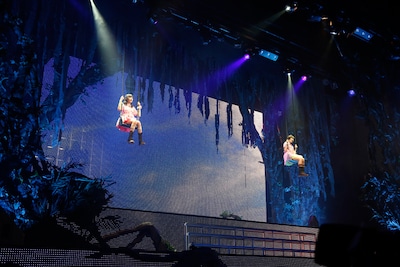 ブランコに乗って登場した鈴木裕乃（左）＆安本彩花（右）ユニット。