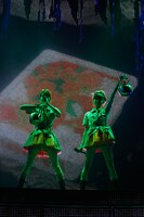 ヤカンを持って登場した杏野なつ（左）＆星名美怜（右）ユニット。