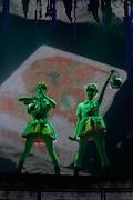 ヤカンを持って登場した杏野なつ(左)&星名美怜(右)ユニット。