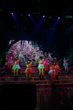 「私立恵比寿中学年忘れ大学芸会『エビ中のジャングル大冒険』」の様子。