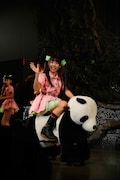 廣田あいかがパンダに乗ってステージを移動するシュールな演出に会場は騒然。