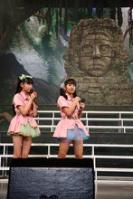 突然登場した無関心地蔵に呆然とする柏木ひなた（左）と瑞季。