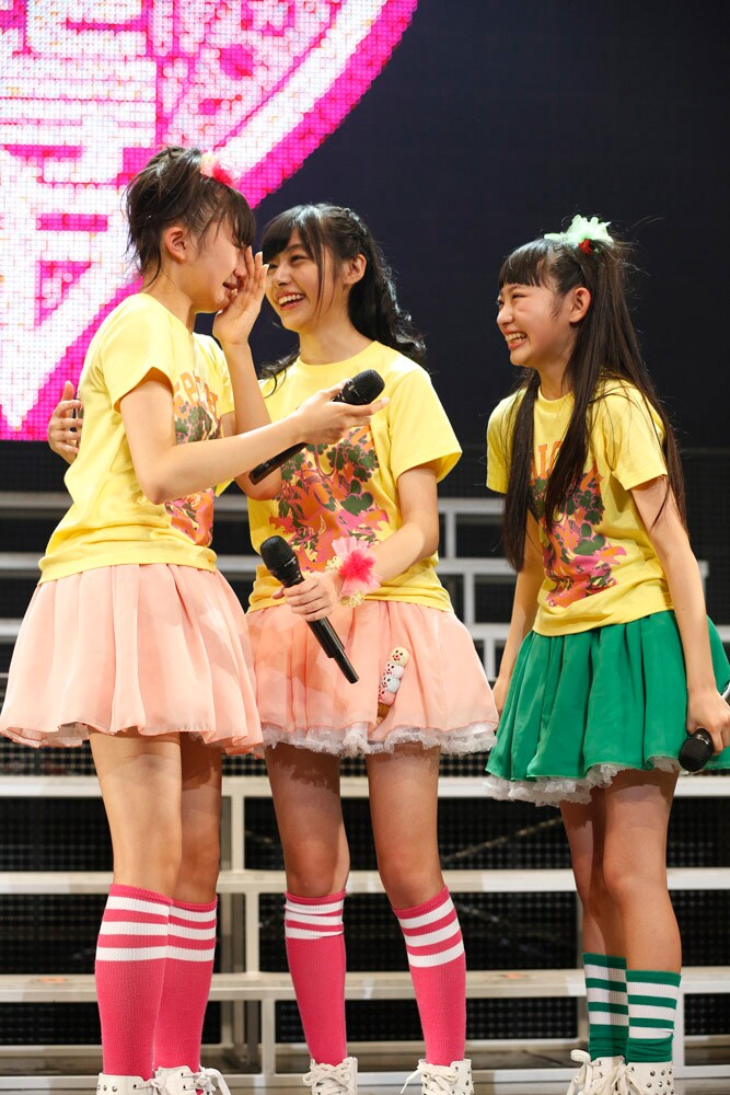 左から柏木ひなた、松野莉奈、杏野なつ。 - エビ中「アイドル原始時代