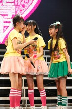 左から星名美怜、鈴木裕乃、柏木ひなた。