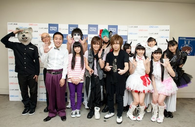 イベント直前に行われた囲み取材の様子。