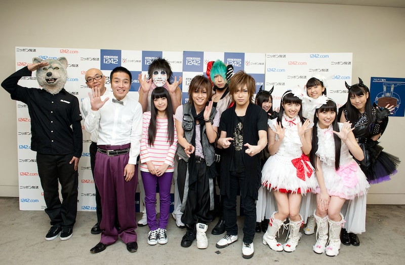 イベント直前に行われた囲み取材の様子。