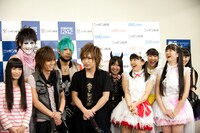 イベント直前に行われた囲み取材中のヒトコマ。