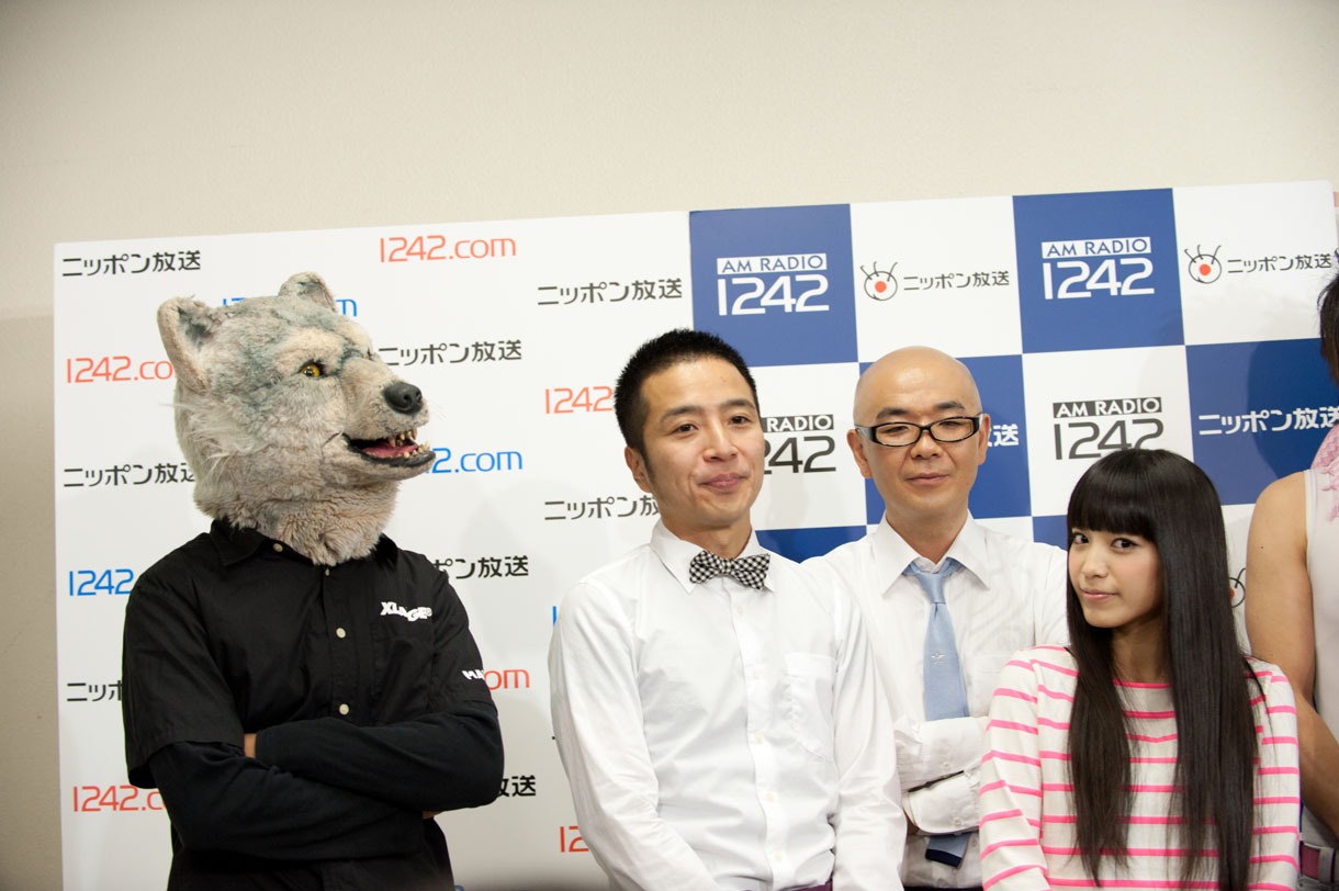 イベント直前に行われた囲み取材中のヒトコマ。