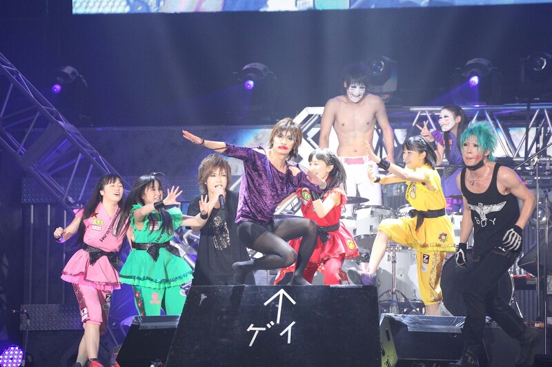 「女々しくて」をパフォーマンスする“ゴールデンクローバーZ”。