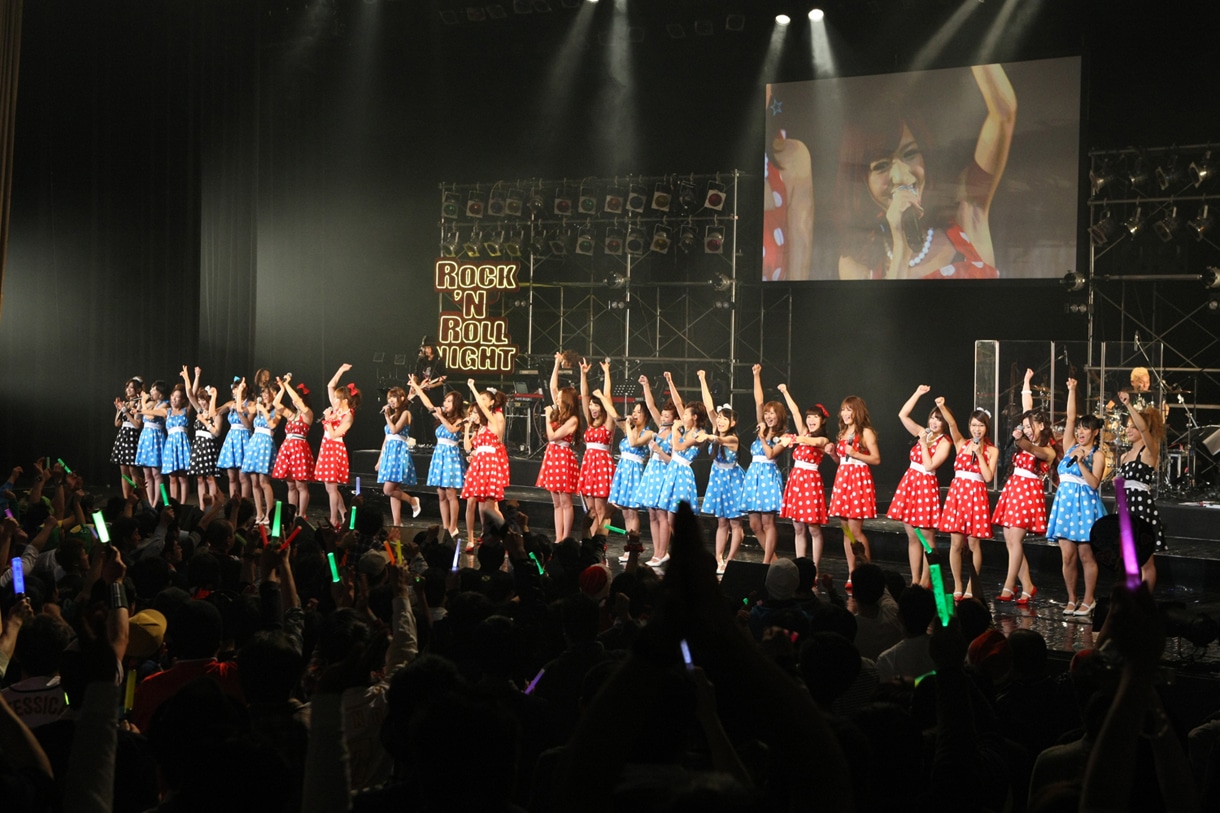 東京・中野サンプラザホールで12月16日に行われた「X'mas Rock'n Roll Night～裸のまんまで出ておいで～」の様子。