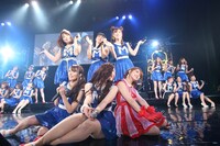 東京・中野サンプラザホールで12月16日に行われた「X'mas Rock'n Roll Night～裸のまんまで出ておいで～」の様子。