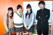 写真左から瑞季、安本彩花、星名美怜（以上、私立恵比寿中学）、ピエール中野（凛として時雨）。