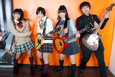 写真左から瑞季、安本彩花、星名美怜（以上、私立恵比寿中学）、ピエール中野（凛として時雨）。