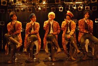 写真左からDA2-DANZINのHYUN（滝口幸広）、ZAI（二瓶拓也）、SYO（矢崎広）、MICHIKY（辻本祐樹）、TAI（林剛史）。