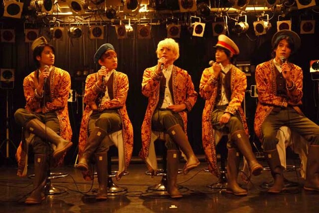 写真左からDA2-DANZINのHYUN（滝口幸広）、ZAI（二瓶拓也）、SYO（矢崎広）、MICHIKY（辻本祐樹）、TAI（林剛史）。