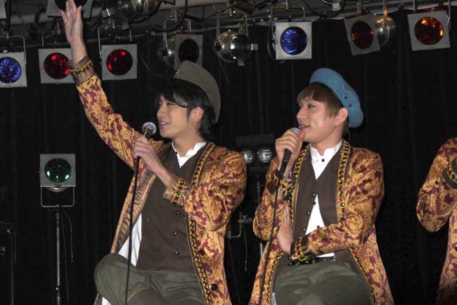 写真左からHYUN（滝口幸広）、ZAI（二瓶拓也）。