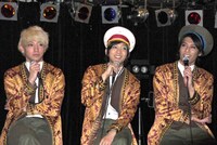 写真左からSYO（矢崎広）、MICHIKY（辻本祐樹）、TAI（林剛史）。