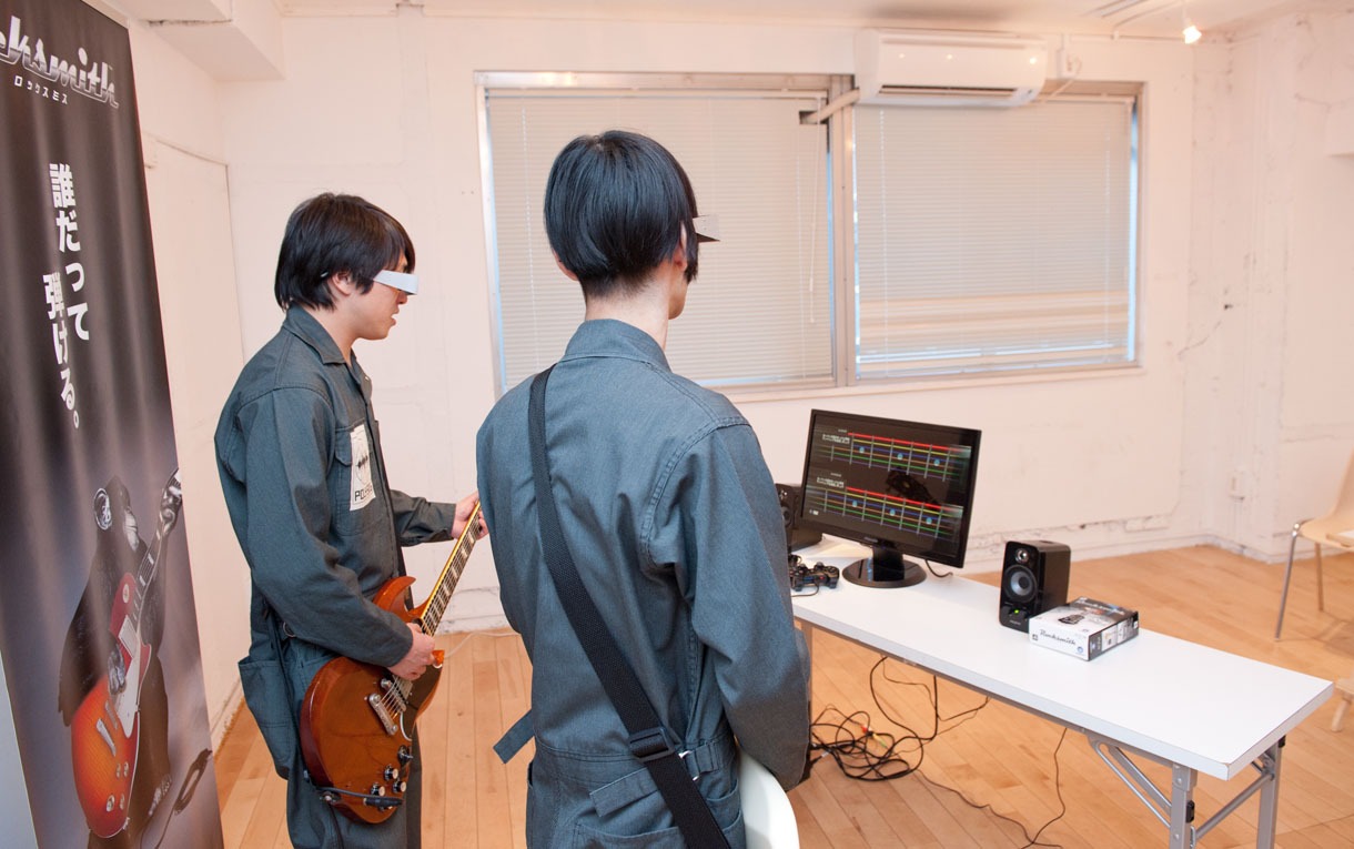 「ロックスミス」をプレイするハヤシ（G, Vo, Syn, Programming）とヤノ（Dr, Vo）。