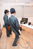 「ロックスミス」をプレイするハヤシ（G, Vo, Syn, Programming）とヤノ（Dr, Vo）。