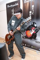 「ロックスミス」に熱中するハヤシ（G, Vo, Syn, Programming）。