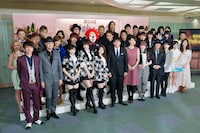 司会の安住紳一郎アナウンサー、新垣結衣と各賞を受賞したアーティストたち。