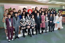 司会の安住紳一郎アナウンサー、新垣結衣と各賞を受賞したアーティストたち。