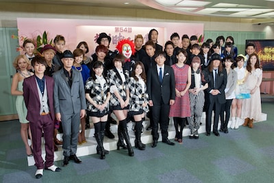 司会の安住紳一郎アナウンサー、新垣結衣と各賞を受賞したアーティストたち。