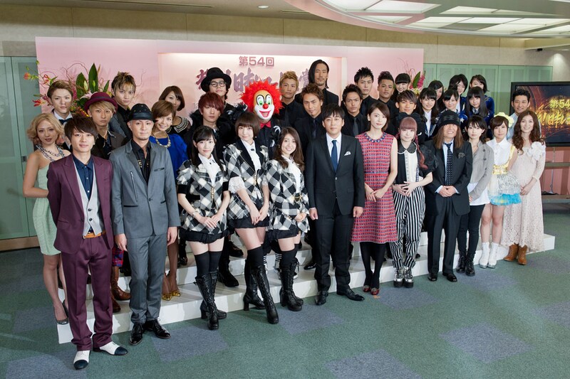 司会の安住紳一郎アナウンサー、新垣結衣と各賞を受賞したアーティストたち。