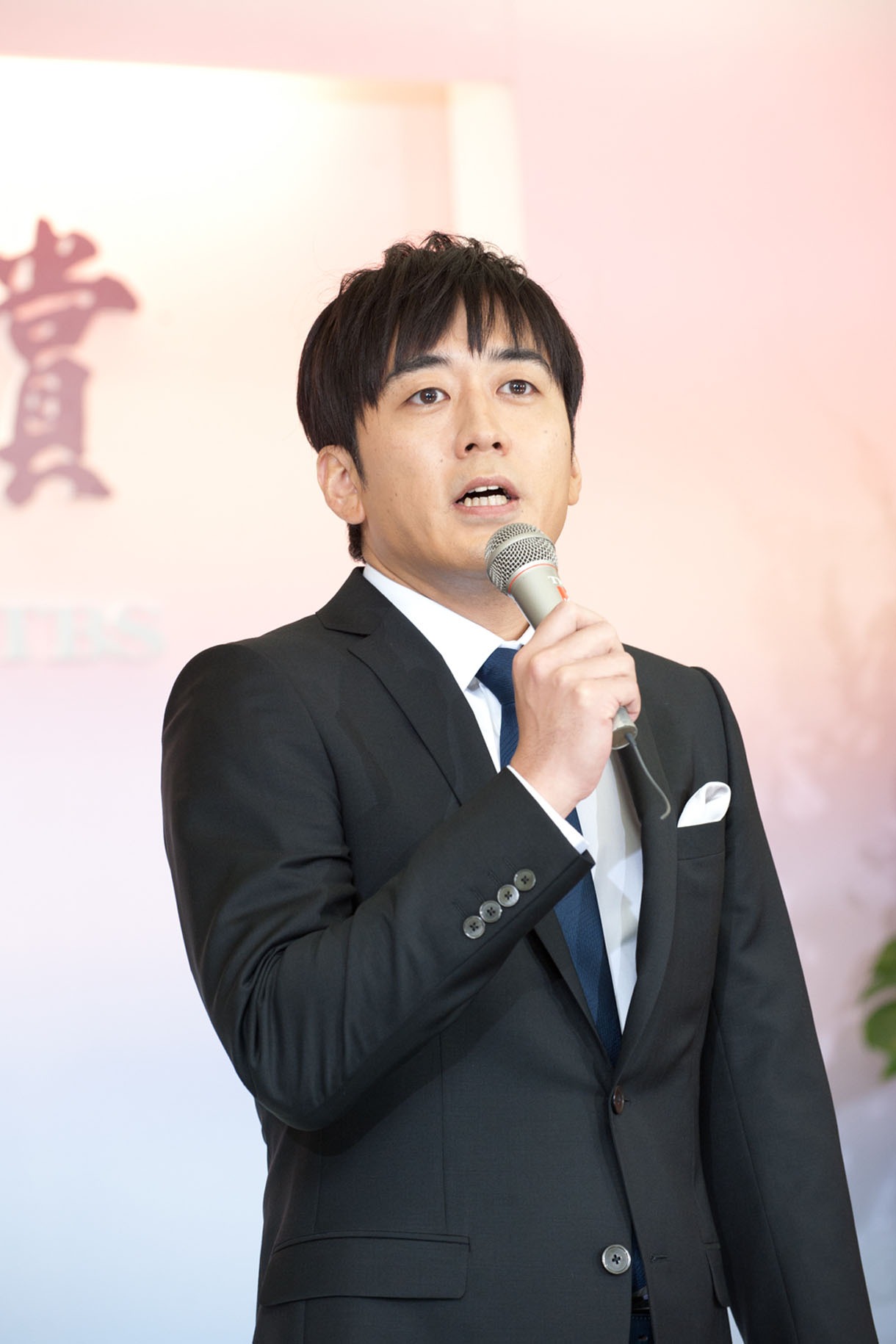昨年まで11年間同番組の進行アナウンサーを務め、今回メイン司会者となった安住紳一郎。「これまで堺（正章）さんの隣に11年いまして、いろいろ勉強してきたつもりです。その成果を遺憾なく発揮したいと思っております」と真摯にコメント。